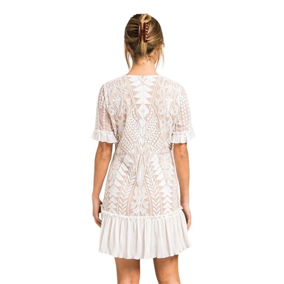 BaeVely Chloe Bell Sleeve Ruffle Hem Lace White Boho Dress Size Large - Picture 3 of 7